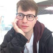 Giovane professore di lingue offre lezioni online di lingua inglese A1-B2